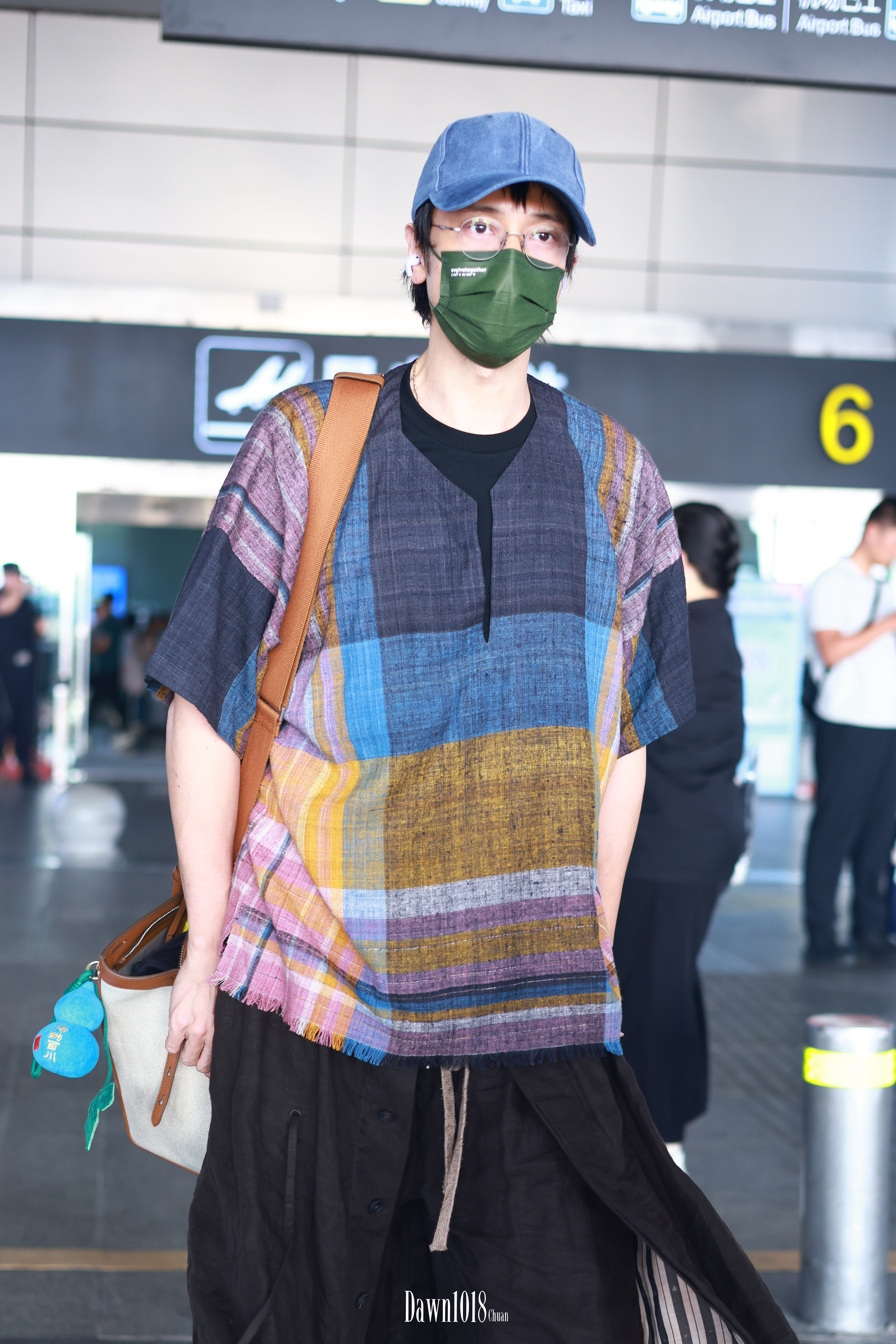 #王传君[超话]#  📷 #演员王传君# 

𝟐𝟔𝟎𝟗𝟏𝟒 长沙机场到达

平安落地，整装待发，
奔赴新一轮舞台挑战[奥特曼]
​