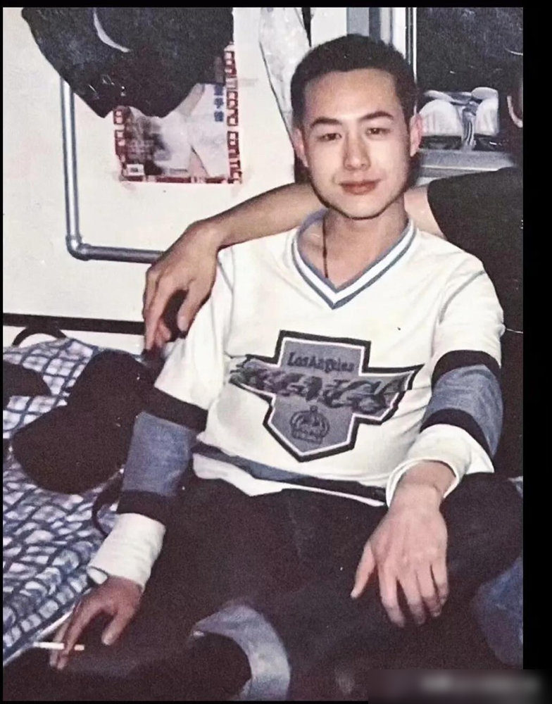 有人年轻时长这样，单眼皮，小眼睛，满脸写着不服。如今你刷十条视频，八条能看见他。

说的就是那股痞帅劲儿。孙红雷靠《征服》里刘华强，一句这瓜保熟吗杀穿二十年。张一山从刘星跳到余罪，把童星标签撕得稀碎。陈冠希更绝，歪嘴一笑，直接定义了什么叫坏男孩天花板。

但有意思的是，这帮人没一个停在原地。孙红雷跑