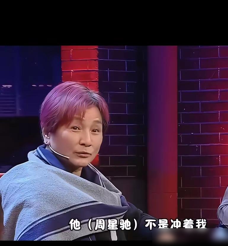 郑佩佩晚年在美国养病，走的时候78岁，把大脑捐了，给医学研究罕见病用。
当年她离婚背债，住在佛堂里躲债，整个人已经过气到接不到戏。周星驰递来一个剧本，让她演《唐伯虎点秋香》里的华夫人，疯疯癫癫，没一点“侠女”的样子。
恩师胡金铨气得骂她自甘堕落。她没解释，把身段全撂下，演成了全片最出彩的角色。观