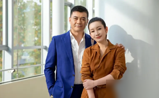 王新军被秦海璐逼到墙角了。老婆和工作只能选一个，你选谁？他刚想找退路，反问一句那得看什么时候吧。秦海璐直接堵死：任何时候。没得绕，王新军顿了一下，答：那我选老婆。
这哪是撒娇，这是当众要他表态。这一答背后，是他真这么干了。秦海璐产后抑郁，他主动退下来带孩子管家，让她出去拍戏。一个西北大男人，把女主