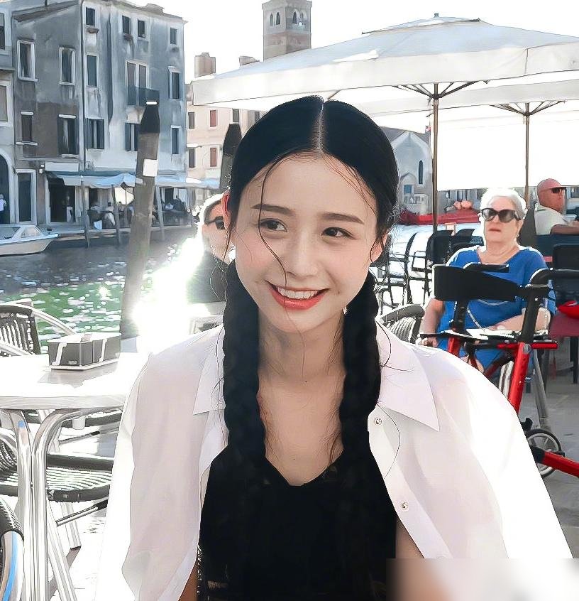 王晓慧在《红色密码》演女一号了。搭档翟子路，央妈出品，今天刚开的机。
半年前她还在直播里说，自己没打算当专业演员。那时候刚红，被吓退了，说外貌焦虑，说不适应这行。
结果呢？威尼斯红毯走了，中秋晚会上了，账号三十天涨了十七万粉。连被传结婚生子，她只在评论区撂一句“我怎么不知道我领证了”，再没多解释