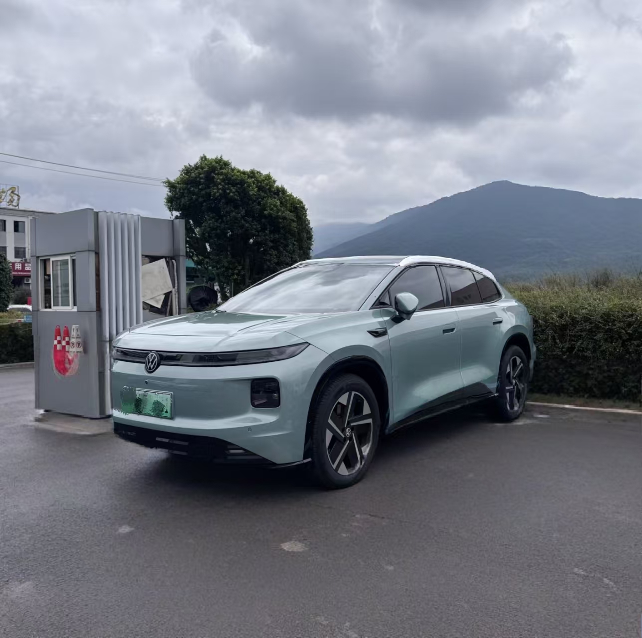 家里在琢磨换一台电车，没事就喜欢刷各类汽车相关的短视频。刷到大众ID.AURA T6的频次挺高，于是就专门找了好几个不同用户发出来的素材，简单了解一番。
先说外观这一块，它没有采用当下很流行的那种特别锋利夸张的造型，整车线条走得比较圆润柔和，属于第一眼不算特别炸裂，但是反复多看几次，也不会产生排斥感