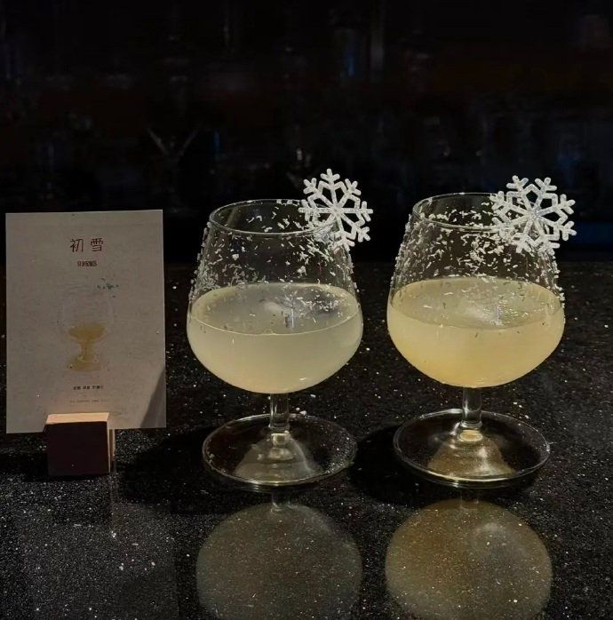 “
    电话 要打给永远会接的人
    信息 要发给一看就回的人
    笑容 要留给让你开心的人” ​