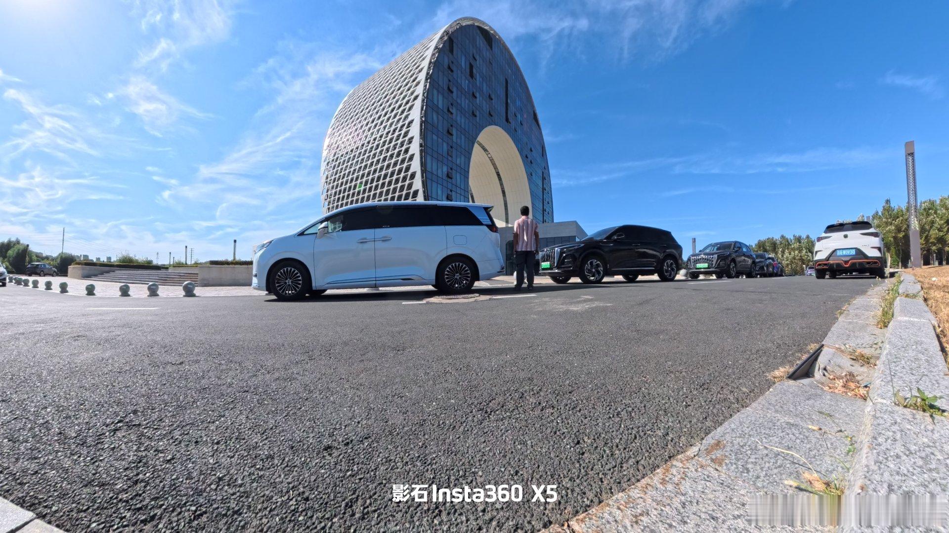 #腾势光影猎手#  人车合拍图片 ​