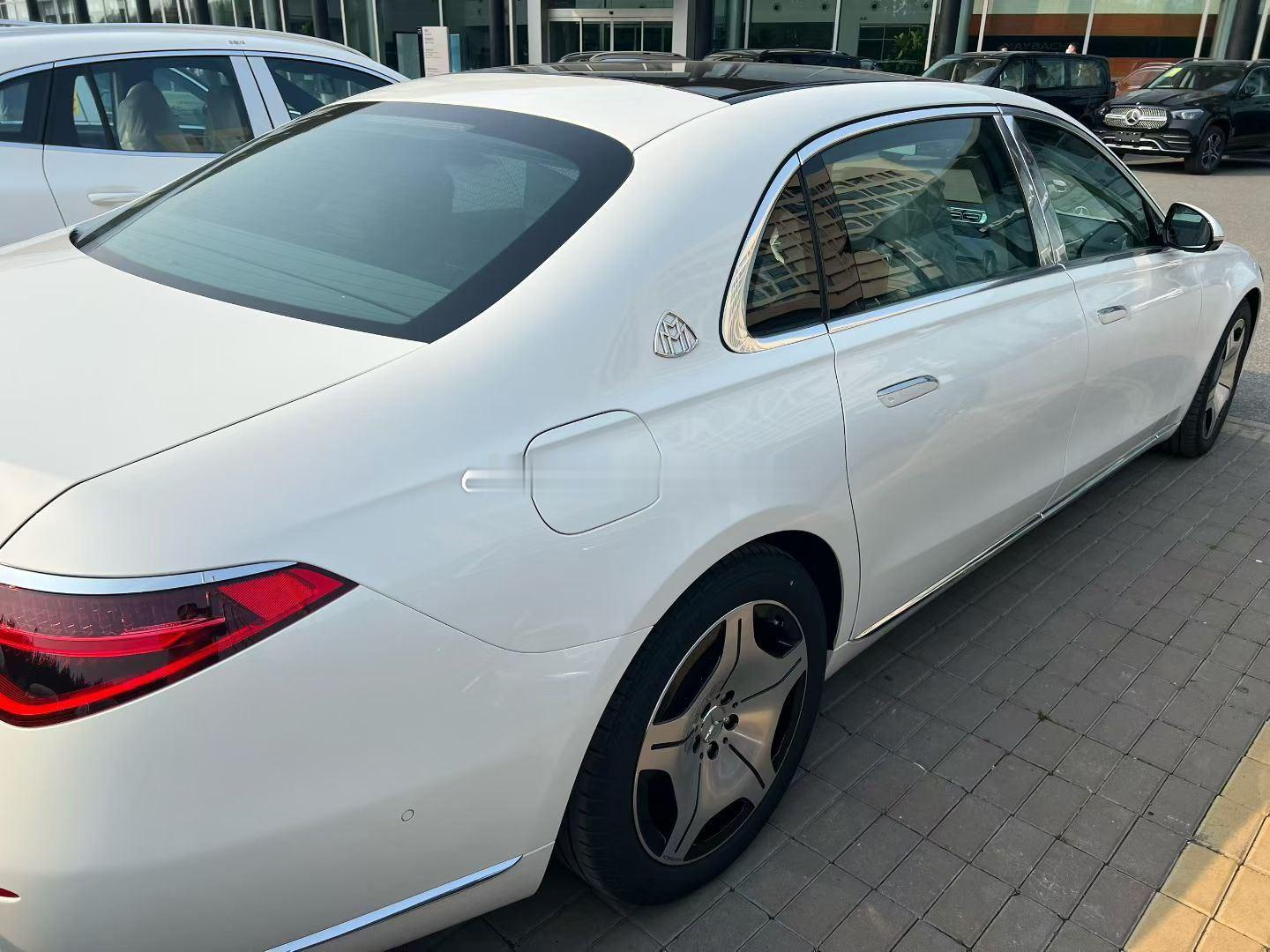 白色 迈巴赫现车 稀缺[爆竹]

S480 白米  臻藏 
+18000金属漆白色
+ 71900四座 
+25500座椅按摩 
+8700温暖组件

S580 贝母白/米
指导价2496000元
+贝母白18000
+柏林音响82500
+后轮转向19500
+后排侧气囊5700
+温暖组件8700
+金标18000

S680 哑光白/白 极夜版
+88500哑光白漆
配置价3729500元

GLS6 ​