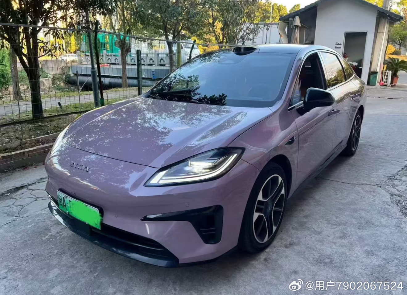 #埃安rt605智享版# 埃安RT 605智享版全新上市，配备宁德时代电池，605km扎实续航，对我这种每天通勤来回80公里的人来说太友好了。

以前看不少电车续航短，两三天就要充电，总惦记电量，出门前还得查附近充电桩，很麻烦。这款605km续航，满电状态我可以安心开一周，不用频繁往充电站跑。平时用家充谷电 ​