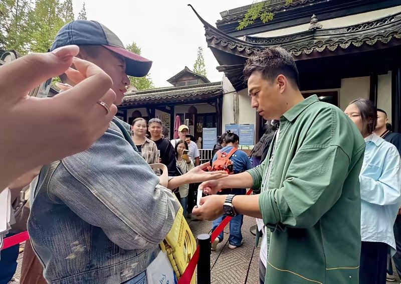 乌镇戏剧节，看到了黄多多，她就站在黄磊身后、美丽又有灵气！ ​