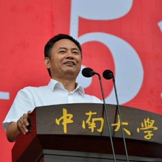 从澧县放牛娃到中南大学“男神校长”，再到被告席：张尧学的人生输在一个“贪”字。10月13日，最高检发布消息：中南大学原党委常委、校长、中国工程院院士张尧学，因涉嫌受贿，被依法提起公诉。详见： ​