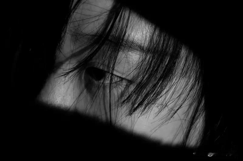 女人的情感需求有时藏在一些“生理小信号”里。眼神是很明显的信号，若她不...