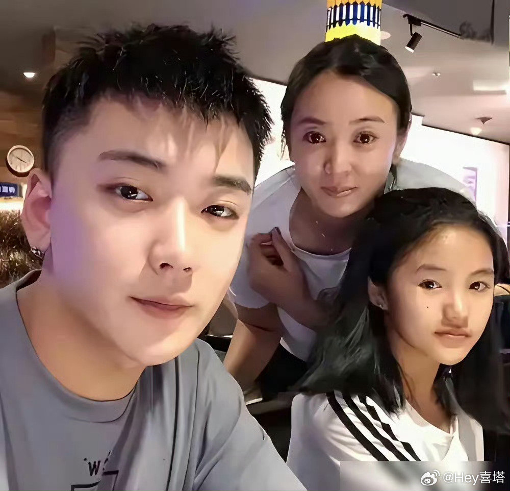 #第一次见兄妹聊天这么客客气气#只能说第一次看见兄妹聊天这么客客气气！崔晋辟谣买手机的事情，直接晒和李勒优一个月前的聊天记录，但是聊天记录里崔晋让李勒优纠结一下换新苹果手机，然后统一订货。但是从聊天里可以看出来，李勒优很有边界感，客客气气完全看不出来是兄妹[允悲][允悲] ​