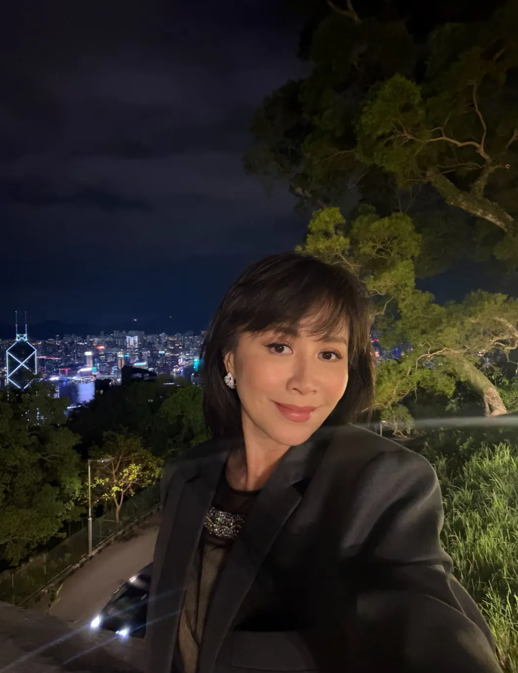 刘嘉玲啊，刘嘉玲，现在一个人出去玩儿都不带梁朝伟的吗？

国庆期间，刘嘉玲在个人社交平台晒出了晚上爬山的照片，照片中她留着齐刘海，氛围感拉满了，整个人的状态也非常不错，一个人爬山吗？不可能吧！

眼尖的网友很好奇为啥姐姐不带姐夫出来一起爬山呢？