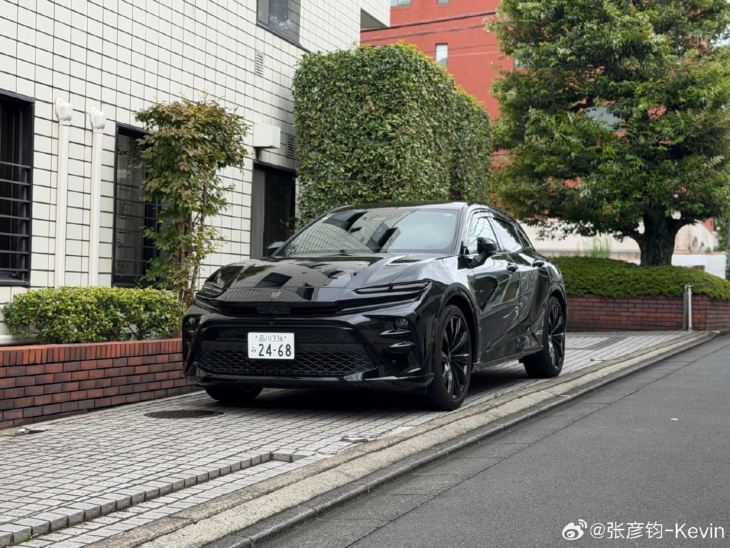丰田皇冠Sport，这车实车居然和法拉利跟小米相差甚远，倒是极像马自达CX-4，走了几个城市，发现本土最常见的是黑色和红色，确实帅！但内饰确实还是丰田的质感。

丰田和保时捷一样，等级森严，丰田和皇冠，跟雷克萨斯区别都要远大于价格本身。#凯文聊车#  ​