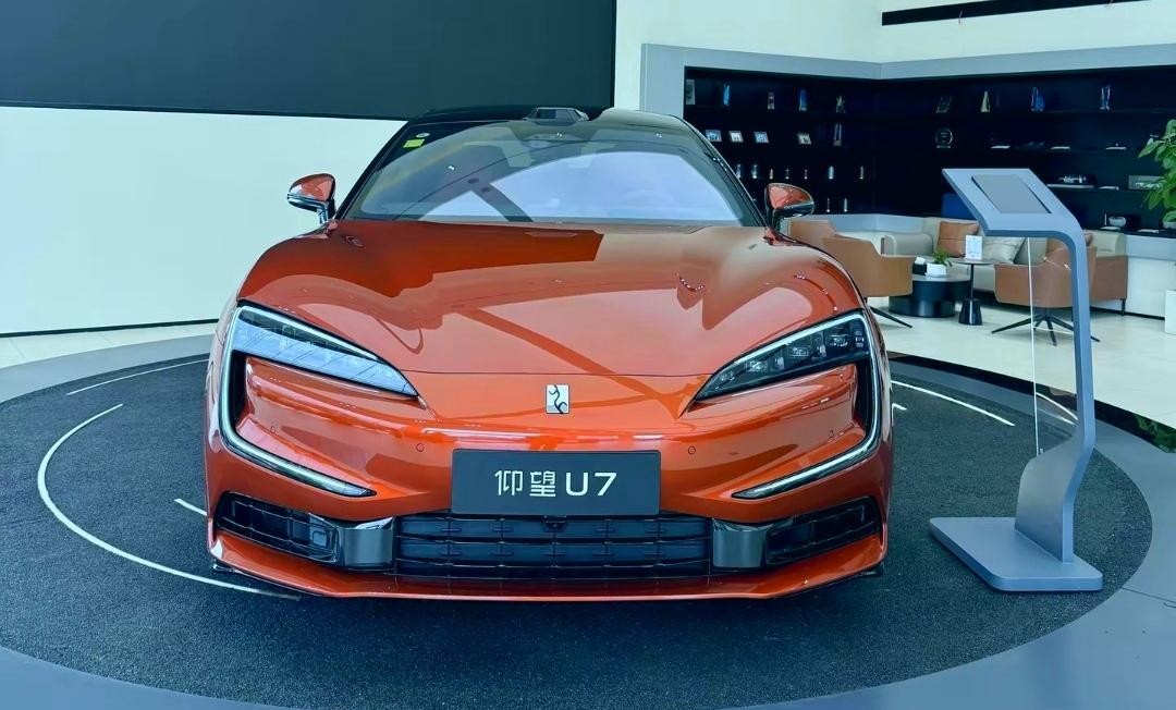 比亚迪仰望U7，65万把百万级技术拉下神坛，多花一倍钱买标才是真亏

上周陪做建材生意的堂哥去逛新能源展厅，本来他是冲着某德系品牌的纯电轿车去的——进门先被展厅C位的U7勾走了脚。
他之前开了六年的德系7系，总觉得国产车撑不起他跑工程谈合作的场面，那天拉着我坐进后排，刚好销售把车开去户外体验段过连续