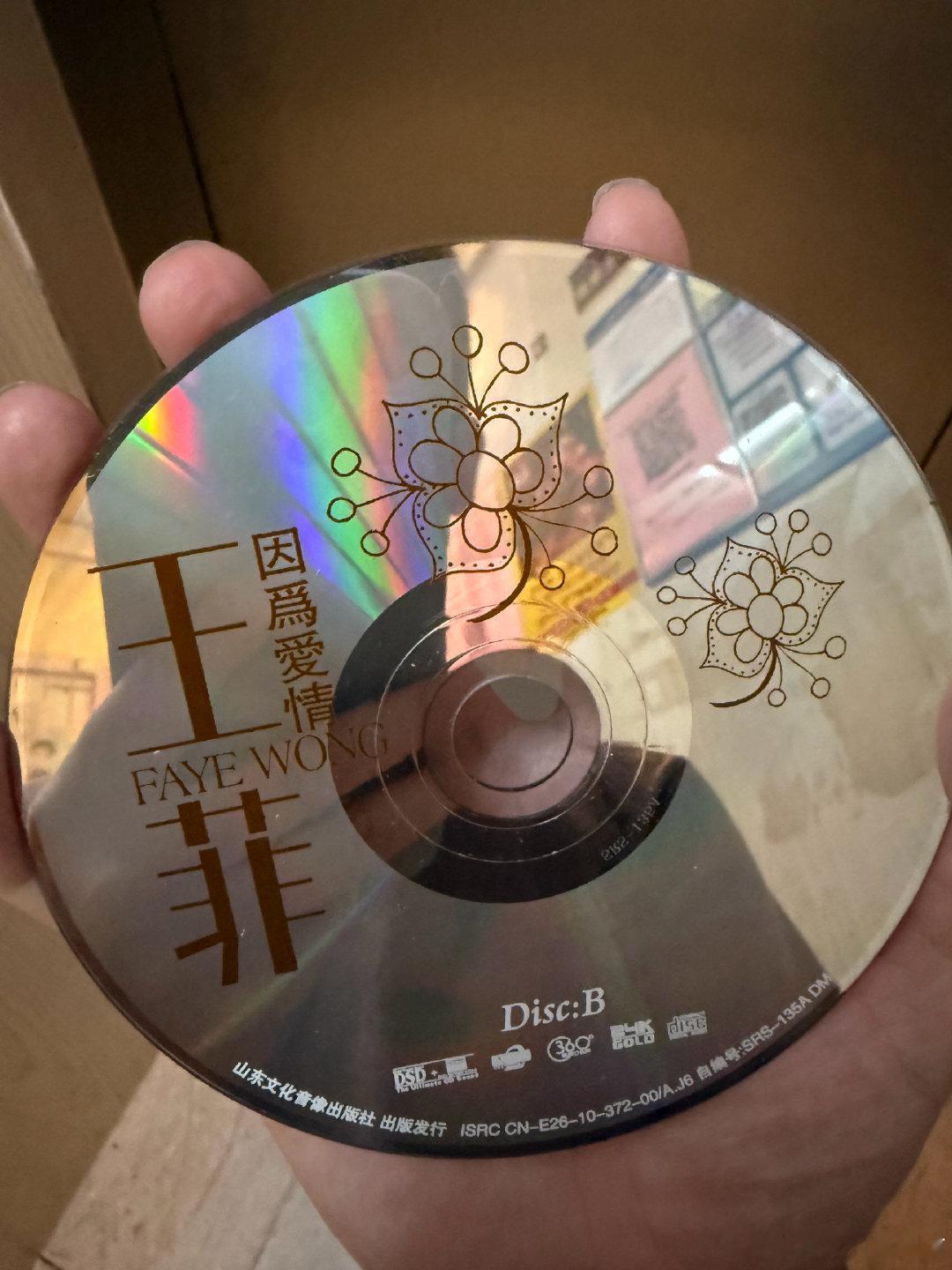 时隔多年重刷《将爱情进行到底》，瞬间回到 2011 年的那场电影。
陈明的《等你爱我》依旧震撼，像朝阳升起一样充满力量。李亚鹏利落的普通话，徐静蕾温柔知性的声线，历历在目。
荧幕不变，人事已非。当年片中李亚鹏的年纪，正好是我现在的岁数。

#将爱情进行到底 ##等你爱我# ​