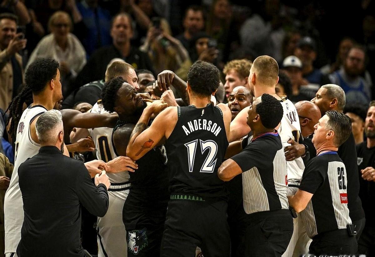 NBA这处罚，真是把“生意”俩字写脸上了。  约基奇从后场冲过来推人...