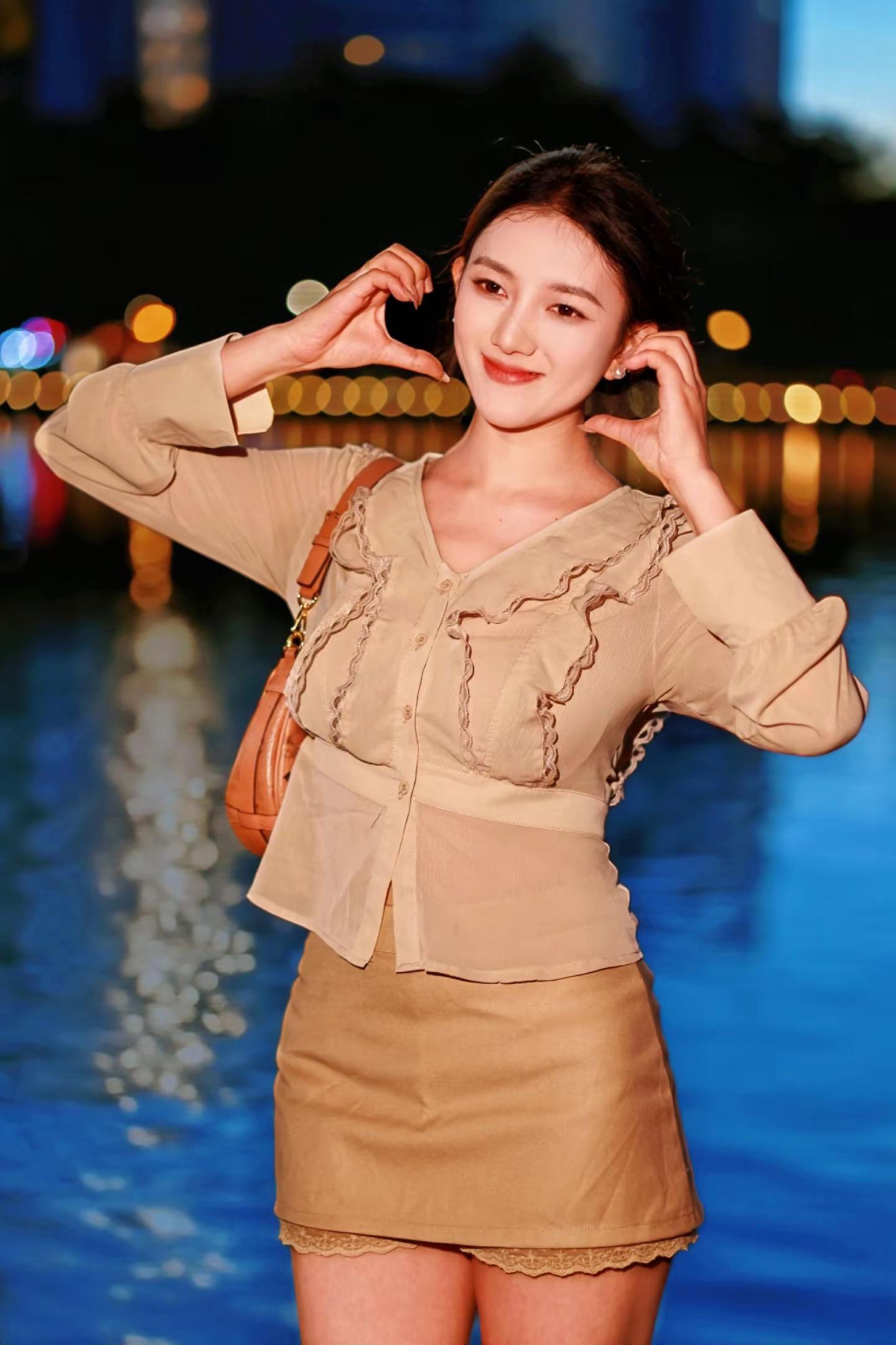 美丽的小姐姐，气质女神，夜景打卡照来了