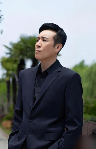 于和伟私下状态曝光，跟荧幕上的风骨差太多了，真没想到！
最近重温《天下人家》，于和伟跟李依晓演的兄妹实在让人入戏。谁能想到，荧幕外的大哥私底下竟这么拼。
据了解，他拍《重器》那会儿，说啥片酬再高也不演了，结果转头就把自己关屋里好几个月。废寝忘食地翻法律卷宗，三本全翻烂了，边角都磨出毛边。
曝光