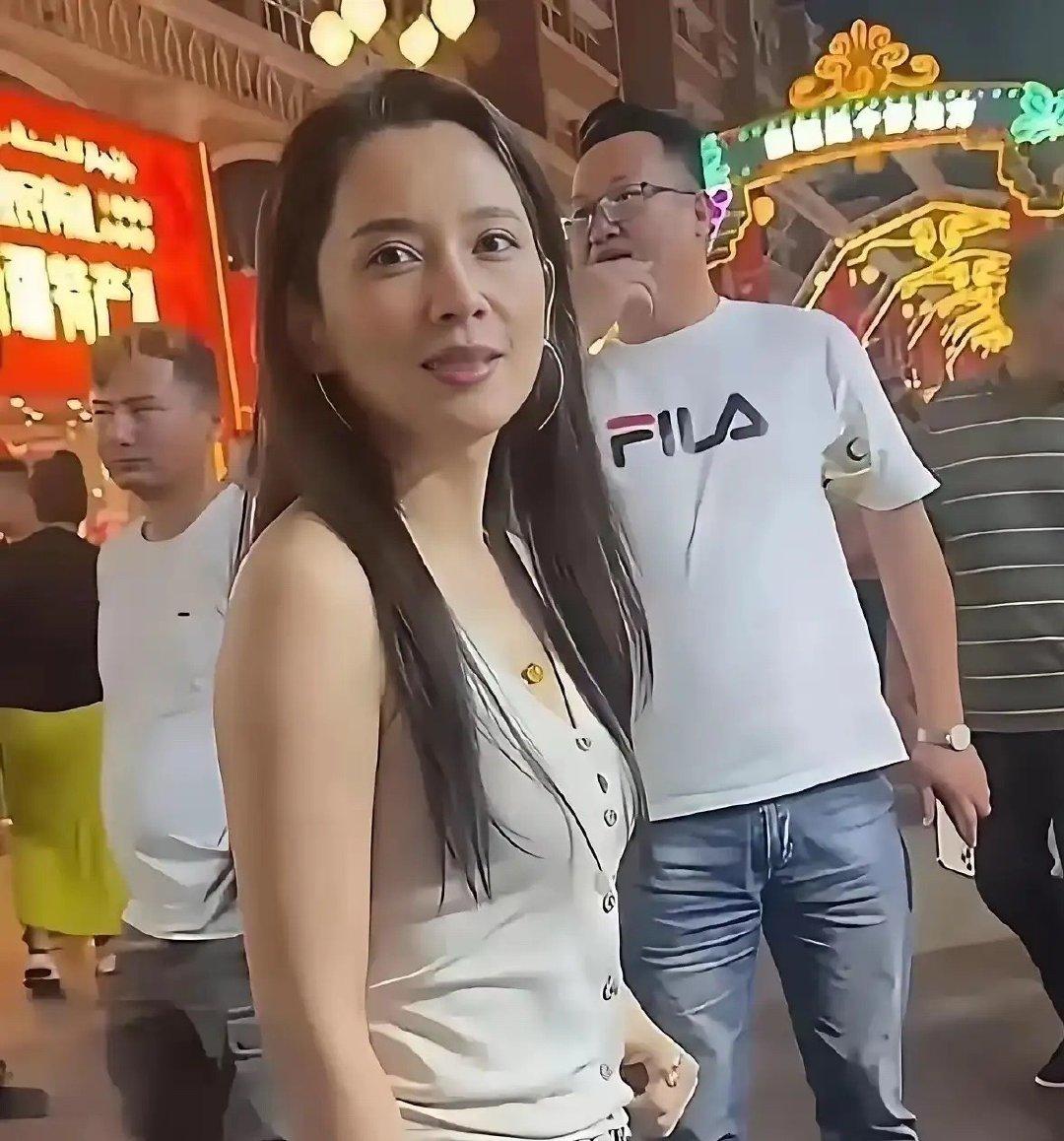 还以为森林北有多漂亮，能把汪峰迷得五迷三道的。结果偶遇一回才发现，没了滤镜，这姐们长相真挺普通，最多就是个中上水平。扔街上一看，根本不会让你多瞅两眼，更别说什么惊艳了。
​这话听着扎心，可偏偏就是大实话。
​说白了，大家被网上那些精修图忽悠太久了。什么“神似三星公主”，什么“高级脸 ​
