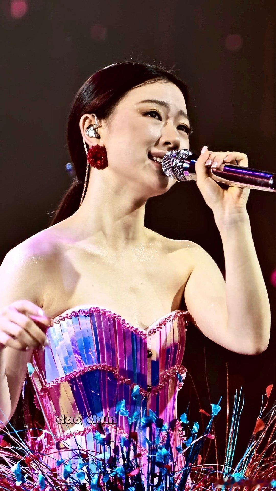 #单依纯[超话]# syc#单依纯纯妹妹2.0演唱会# syc#单依纯南京演唱会# 

让整个世界都听到我们的存在💜

         谢谢又一年南京🥹

    谢谢单依纯🤲   下次见～💧

​