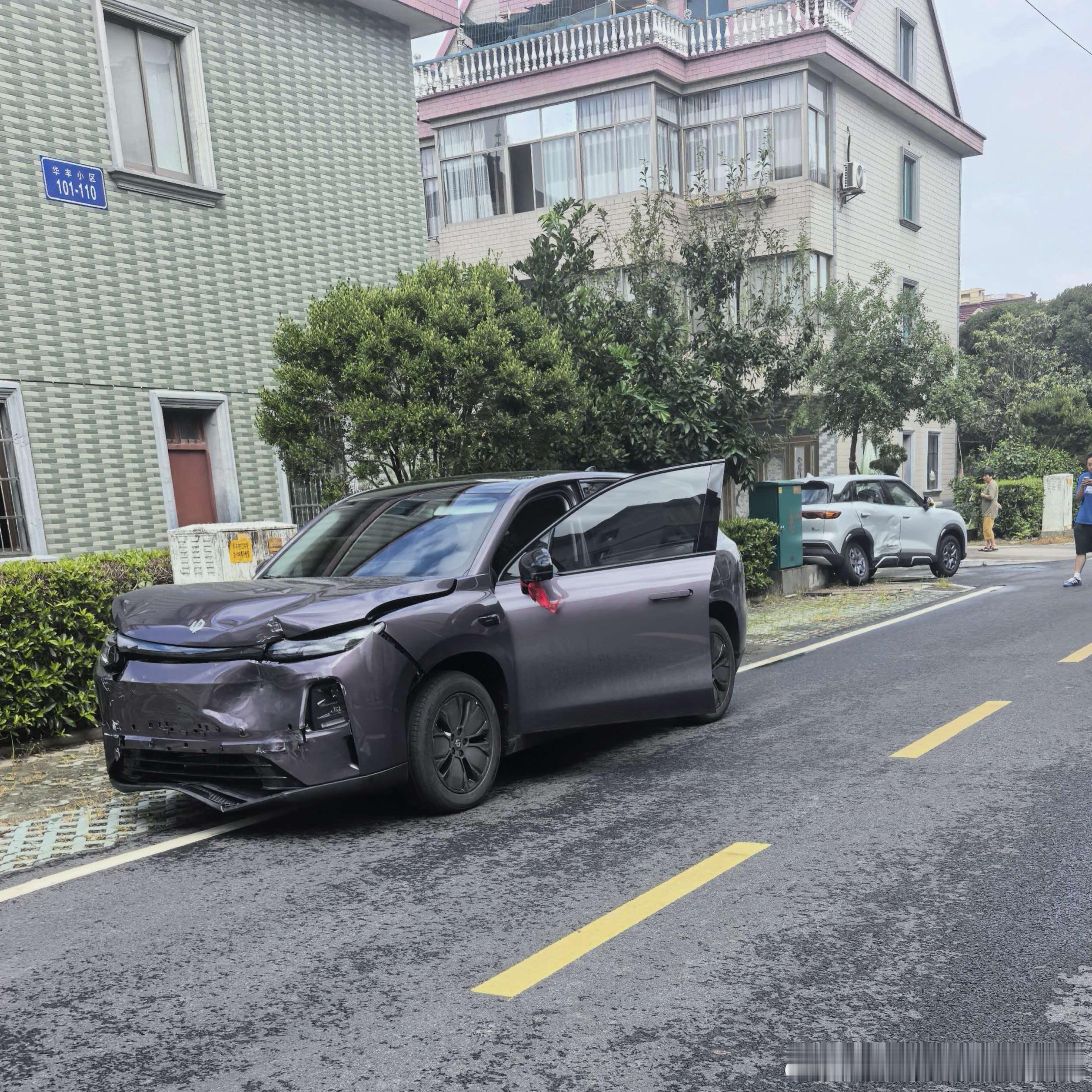 悲剧了。  车主损失大了，还没有上牌的，车头惨不忍睹。  貌似，对手也...