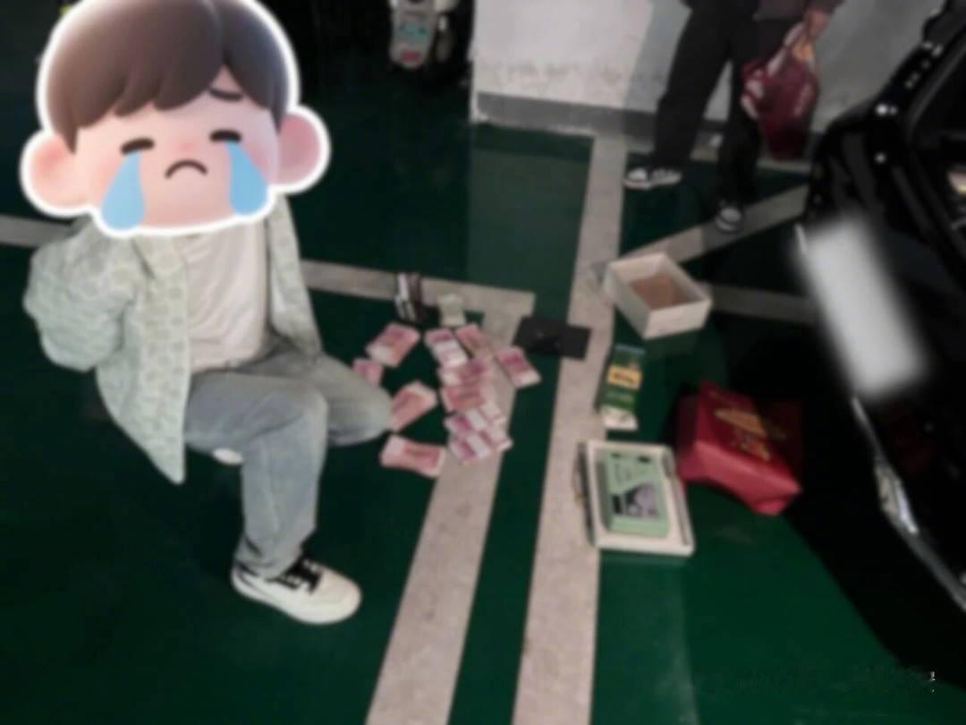 【#反诈民警曝光车手取现诈骗流程#】#电诈诱骗受害人取现雇人转移#10月25日，成都高新公安石羊派出所警务中队中队长郑右文对“车手取现”诈骗形式进行了深度解读。这种诈骗方式通过线上诈骗、线下交易：诈骗分子让受害人自己去银行取出现金，再由专门的“车手”完成线下收取、转运。今年5月，上海闵行 ​
