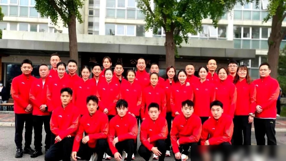 中国体操队去鹿特丹了，名单里没张博恒。
男队靠邹敬园、兰星宇带一帮新人，主力核心直接没去。
翻他最近动态，9月13号还在LPL总决赛给人送银龙杯，9月21号刚在名古屋亚运会拿全能金牌卫冕，9月24号自己发文说“身体原因单项弃权，但今天仍然是积极恢复训练的一天”。
一个月前还在领奖台，一个月后连