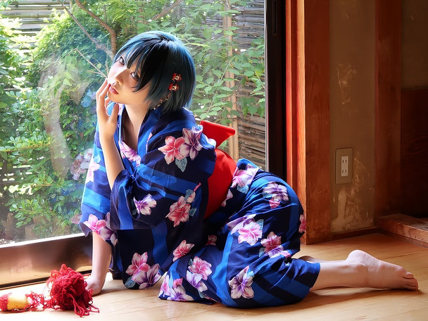 古宅里训练剑术的少女