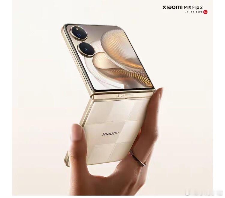 荣耀Magic8 Pro Air目前12GB+256GB版本约2999元。它的思路很简单，把Pro级配置塞进轻薄机身里。手机采用6.31英寸小屏，重量约155克，厚度约6.1毫米，却搭载天玑9500和5500mAh电池。影像也没有明显缩水，配备5000万像素主摄、5000万像素超广角和6400万像素潜望长焦。喜欢小屏，又不想牺牲性能和长焦的用 ​