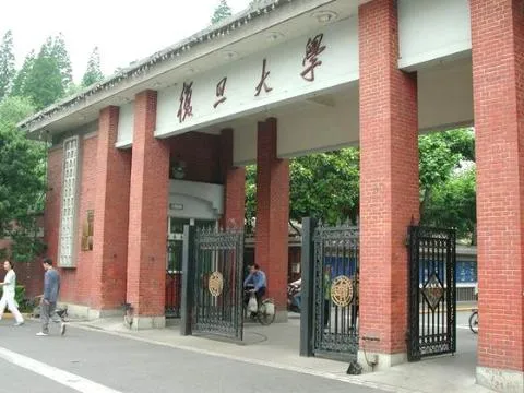多所顶尖名校停招学硕，二战考生傻眼，读研成本差距超乎想象
国内一众头部高等学府接连放出招生调整消息。北大复旦上海交大浙江大学这些大众心中的名校标杆，纷纷叫停部分学术型硕士的招生名额。多少再战考场的学子猝不及防，心心念念的报考专业一夜之间不复存在。北大法学专业便是十分典型的例子。攻读专业硕士两年学费就