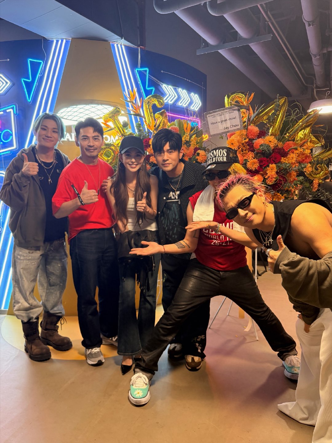 周杰伦不只送上花篮，更亲自现身支持BIGBANG台北首场演唱会！

睽违9年再度合体的BIGBANG，昨晚正式唱进台北大巨蛋，连周董也到场力挺，为这场演出增添惊喜。从花篮到亲自到场，让粉丝直呼这波梦幻联动太惊喜！

#周杰伦晒与BIGBANG合照# ​