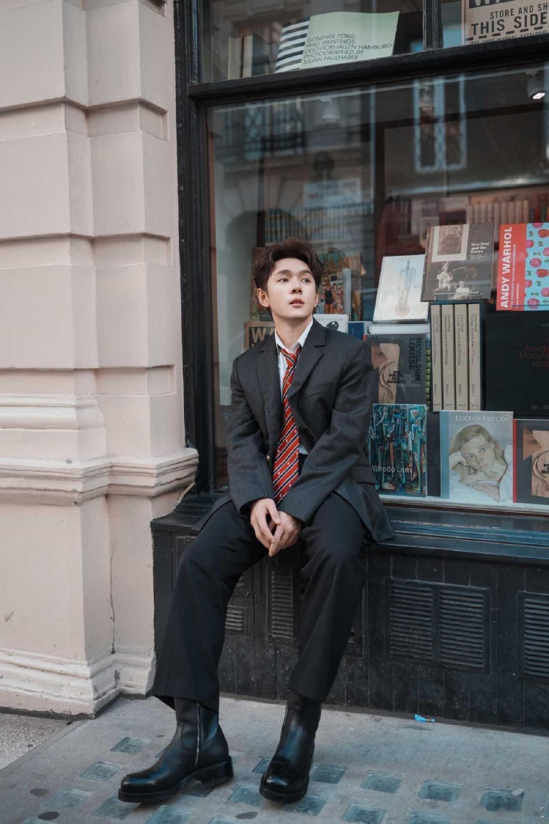 #李佳琦luke版给本人吓坏了#万万没想到AI二创能带来这么有趣的直播片段，李佳琦看到Luke版本的自己，疯狂否认，笑点层出不穷。 ​