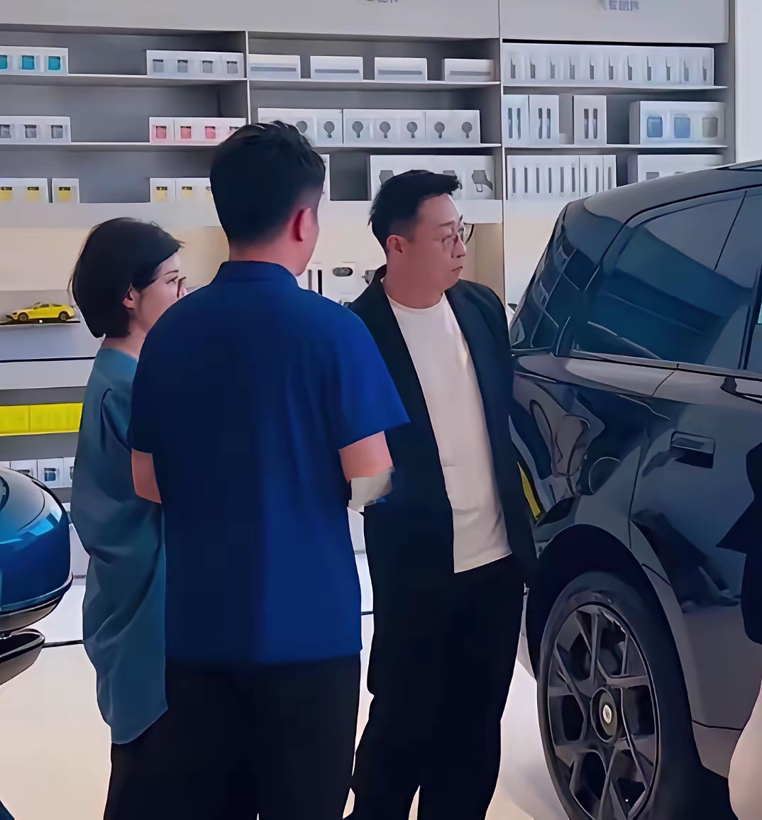 网友在北京4S店偶遇林永健夫妇看车。年近六旬的林永健一身潮流穿搭，精气神满满，夫妻二人都戴着眼镜，谈吐文雅，书卷气质扑面而来。
夫妻俩一同坐进车内细细交流，仔细体验车辆，看得出来对这款车各方面都比较中意。褪去荧幕光环，没有明星架子，和寻常中年夫妻挑选家用座驾别无二致。
明星也是普通人，过日子同样讲究