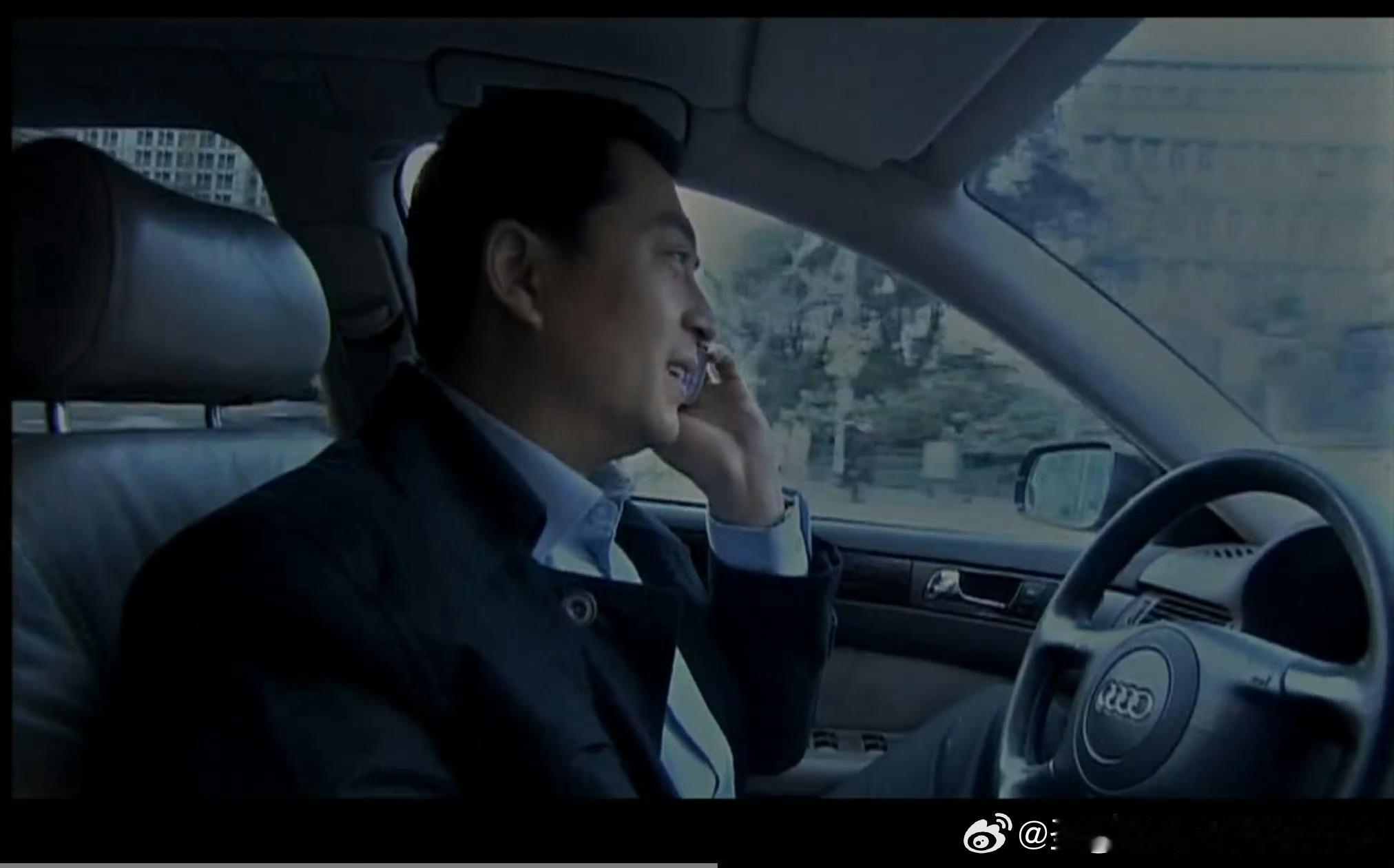 宋思明｜公务座驾
 
公务正式用车：奥迪A6L（C6世代，2005–2011款）
 
设定解析：
宋思明身为江州市市长秘书，公务通勤、参加会议、陪同领导出行，使用单位配备的奥迪A6L，是2000年代国内标准公务轿车，外观四平八稳、低调克制，符合公职人员对外本分内敛的形象，不容易惹人非议。
 
车牌：剧中公务号 ​