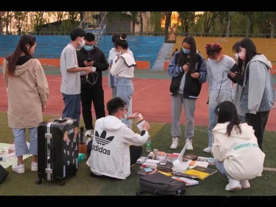 适合做学徒的职业
 
学徒模式，核心是师傅带教、边干活边学手艺，前期薪资偏低，学成之后靠技术吃饭。分为机械制造、建筑装修、汽车维修、餐饮烘焙、美业、医疗康养、传统工艺、新兴技术学徒八大类，既有适合男生的技工类，也有适合女生的服务手艺类。
 
一、机械制造与智能制造（制造业刚需，越老越吃 ​