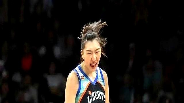 季前赛替补上场生砍20分，转头就被死死按在冷板凳上。

球队刚发的海报，放大找了半天，才在最边角抠出一个连正脸都没露的背影。韩旭在国外的日子，远比你想的憋屈。

就因为前阵子回国打比赛，外加生病请了几天假，主教练直接甩脸子。不管你之前手感多热，回来直接掐断上场时间，硬甩下一句重新竞争上岗。

都说竞