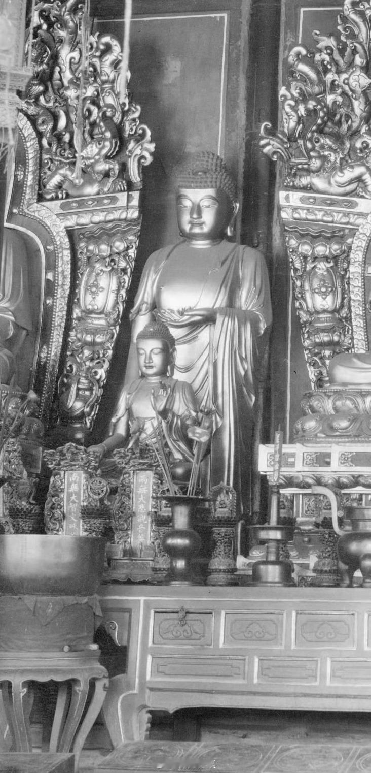 我们之所以经常生气，不是因为世界太糟糕，而是因为生活总是没有按照我们的期待发生。生气时，你其实是在和现实进行一场“事实对抗”一内心都有个剧本，当现实偏离剧本，挫败感就转化为愤怒。不是世界错了，而是你相信“世界必须符合我的预期”的这个念头错了。执念于“应当如何”会消耗大量能量，而现实从不屈服于情绪。🙏🍵佛法看世间信仰修行老照片文物历史那些事遇见艺术阿弥陀佛