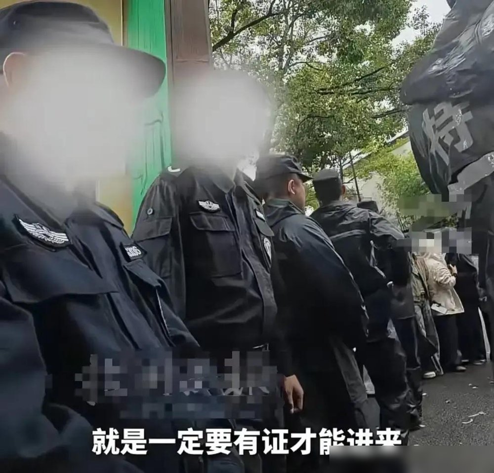 张百乔在横店门口被保安一把拦住，没证不让进。他指了指自己的脸，保安没反应，伸手就要证件。旁边围了一圈人，他只能尴尬地翻手机。
这哥们最近挺忙，《死刑将至》里演律师，《小城良方》刚开播，于谦梁家辉那部《老江湖》也有他。作品一个接一个上，大小算个熟脸了。
结果到了横店，脸不好使。
保安不认识你？太