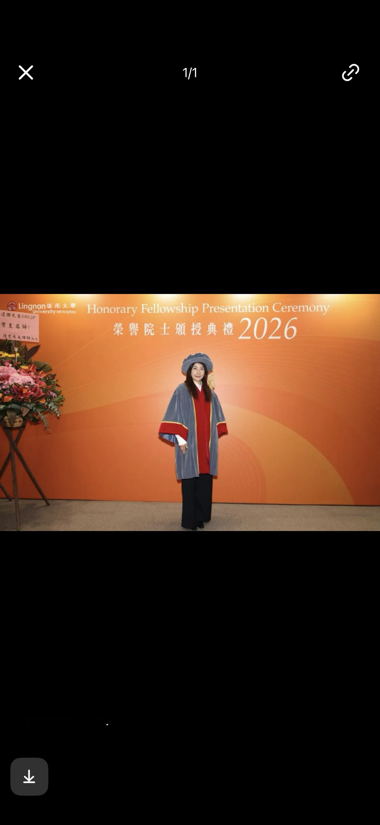郭晶晶获香港岭南大学荣誉院士，霍启刚到场见证：心里特别骄傲

新身份：香港岭南大学荣誉院士
10月8日，香港岭南大学举办荣誉院士颁授典礼，郭晶晶与另外4位社会杰出人士一同获授荣誉院士头衔，用来表彰她在体育领域的成就、公益贡献以及推动内地香港青年交流的付出。

获奖理由

郭晶晶是传奇跳水运动员，职业