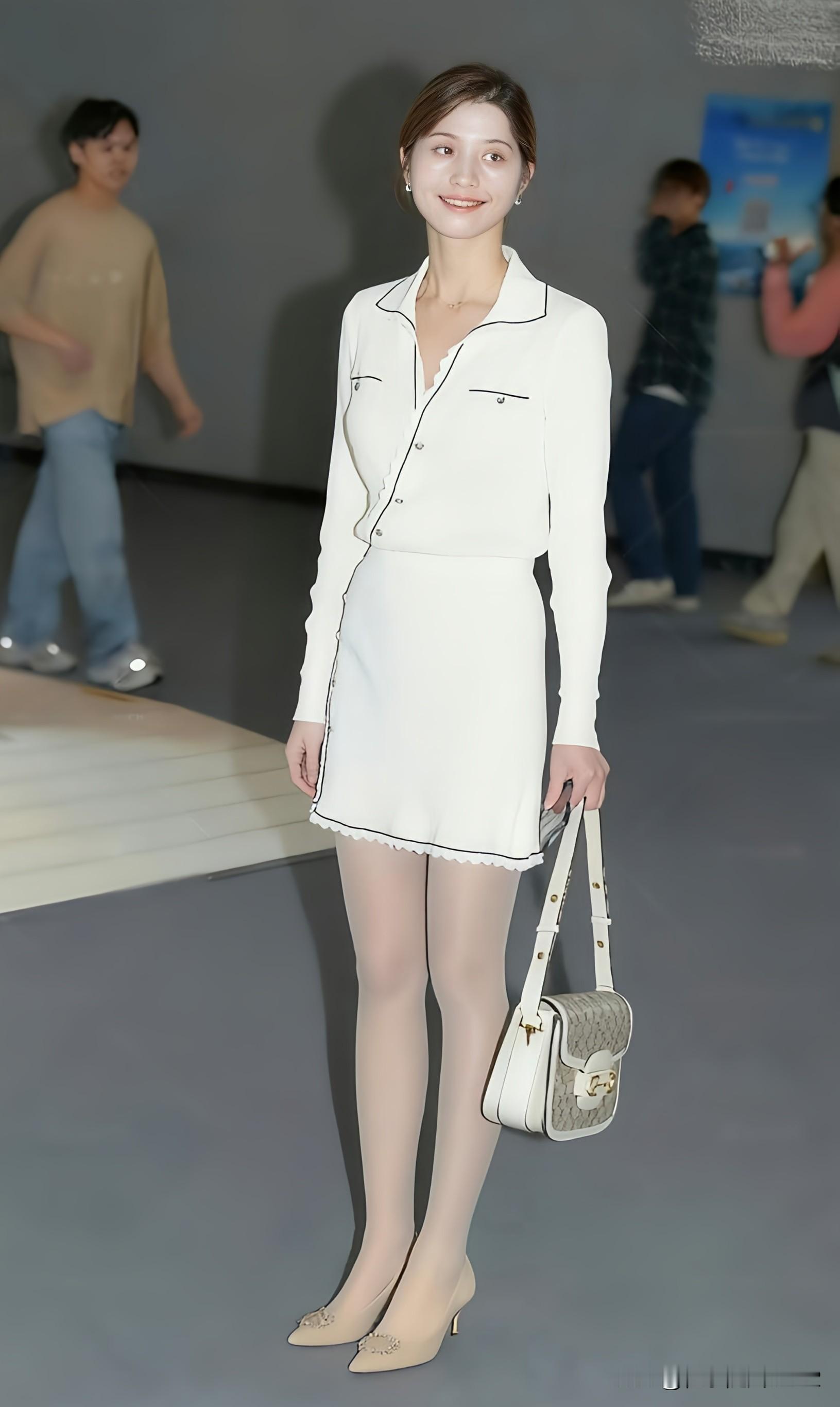 优雅白裙穿搭，简约时尚，尽显气质！👗👠👜