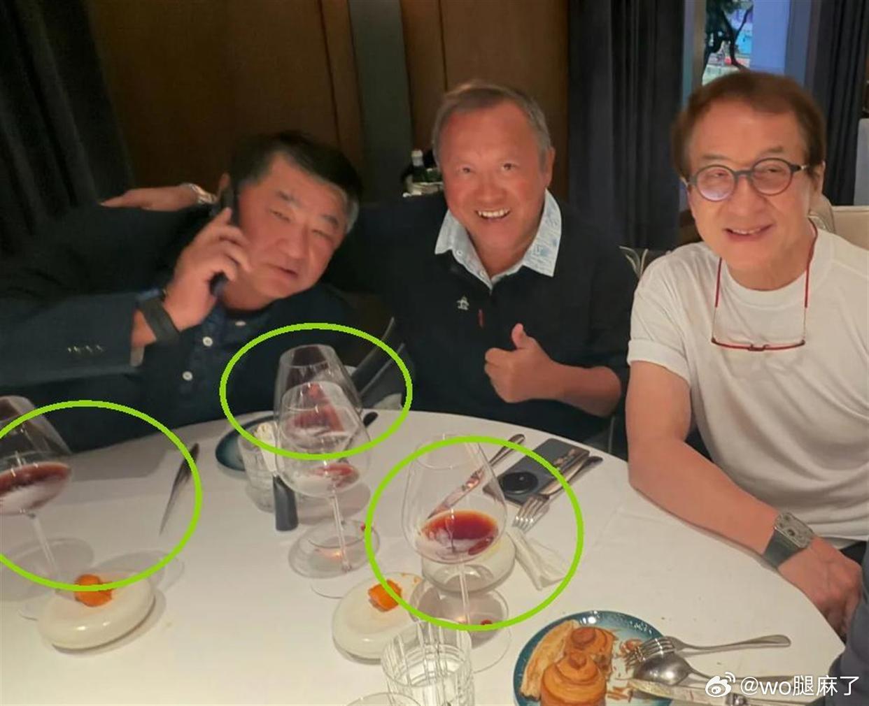 曝72岁成龙与友人聚餐，曾志伟、谭咏麟饮至面红，叶倩文夫妇亦在场 ​