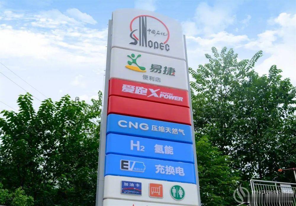 #燃油车卖不动了加油站怎么办# 
商务部正在推动全国11万座加油站向“油气氢电服”一体化综合能源站转型，方向明确但挑战不小：单站改造成本数百万至数千万元，设备损耗快、运维成本高，多业务难以引流互补，盈利提升困难，预计2025至2030年约2万座站点将关停、转让或转型退出。

不过，截至2026年6月底 ​