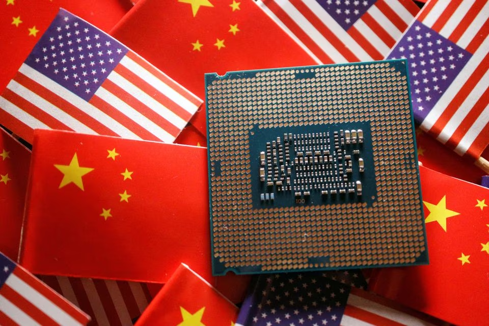 美国逼盟友AI二选一：这题怎么选都疼

美国政府最近搞了一出更让所以AI圈的精英和多过政府都感到抓狂的“二选一”大题，对象是35个盟友——在中美AI赛道里，只能站一边。

8月16日路透社曝光的信函草稿显示，华盛顿措辞强硬：“脚踏两条船等于什么都没参与”，潜台词就是：选中国？那就别想进我的AI俱乐部