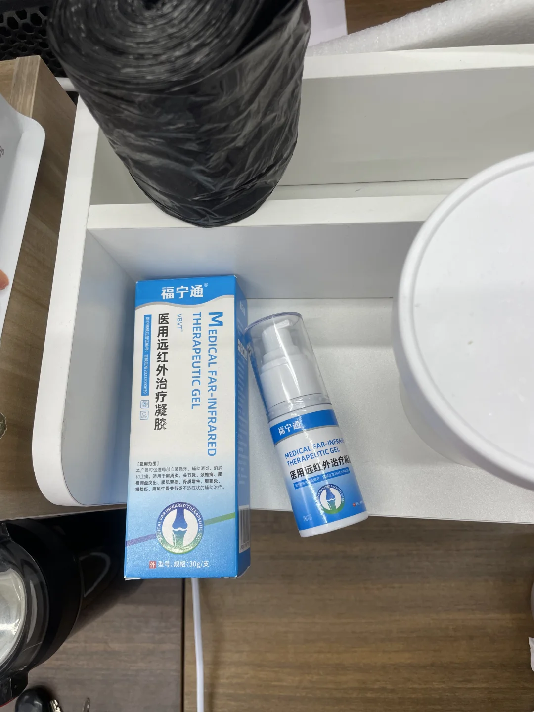 介个凝胶涂上热热的很舒服，而且吸收很快，又温和，皮肤表面非常干爽，没有膜布，透气