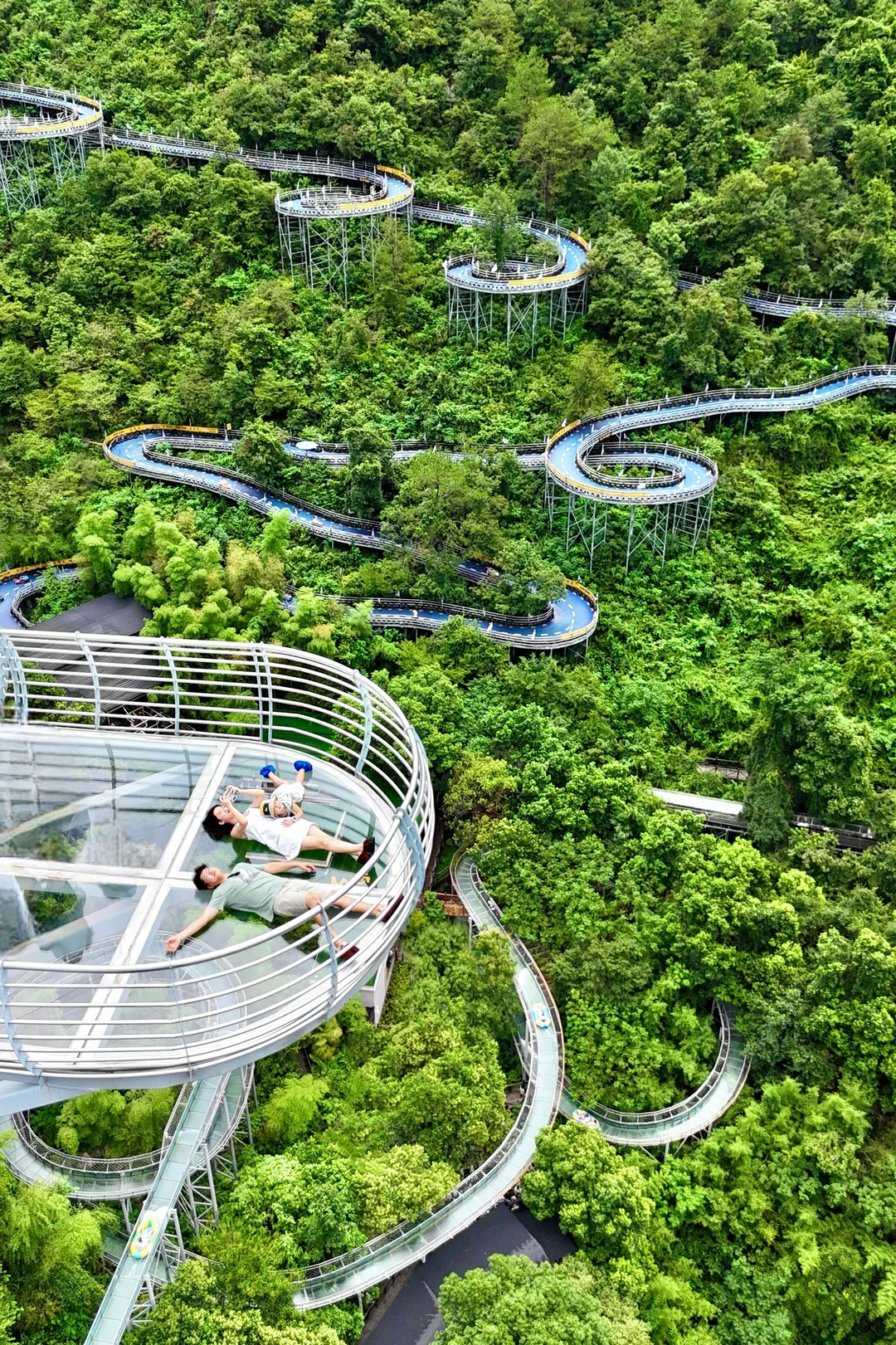 看！上飞车下漂流！这是爸妈给你承包的天下！