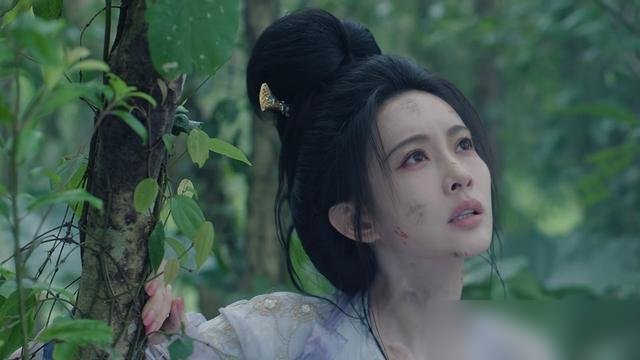 预约473万，首播热度干到25000，结果被骂上热搜。
《尚公主》前四集，孟姐和小林三搭，观众是冲着这对去的。
结果一上来，男主给女主洗澡，住着窝棚非要搞暧昧，工业糖精直接往嘴里灌。
剧情逻辑稀碎，像赶工拼出来的，前脚权谋后脚谈恋爱，谁看谁懵。
数据是真猛，2026平台前五，云包场6万座，B