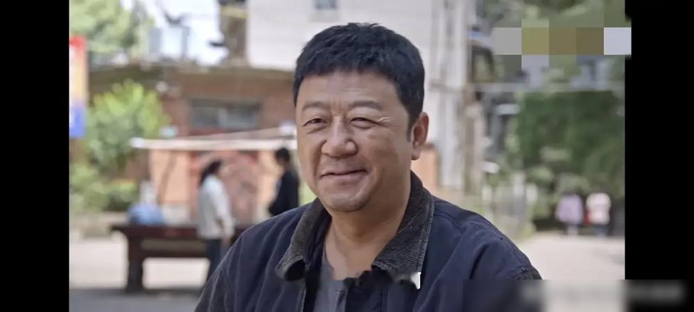 让58岁的郭涛硬演30岁壮年，内娱这是真没人了？
大剧《生逢其时》里，58岁的郭涛顶着一脸沧桑，演了个三十出头的车间主任。评论区炸了，嫌他老，说满脸褶子实在太出戏。
可导演偏偏就定了他。为啥？你去看看现在的年轻演员，谁能演透一个面临下岗的底层工人？郭涛往镜头前一蹲，那股子连累家人的憋屈和迷茫，根