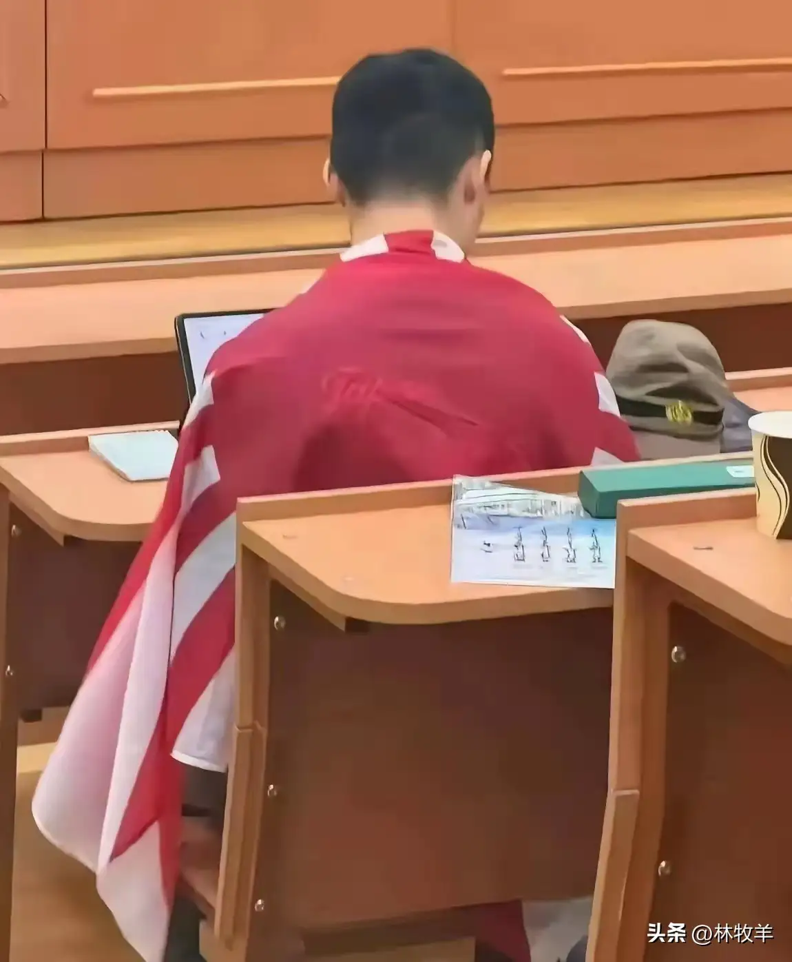 毫无底线！莫大中国留学生公然展示军国旗帜，还宣扬分裂言论
 
近日，莫斯科大学一名在读中国留学生，多次在课堂公然展示日本军国主义旭日旗，还公开发表分裂国家的不当言论，恶劣行径在网络传开后，引发全网强烈愤慨。
 
根据校方学联通报和知情人士透露，这名陈姓留学生思想立场存在严重问题，早已不是第一次做出伤