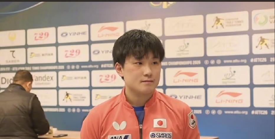 亚锦赛男团八强战，日本队差点翻车。面对哈萨克斯坦，日本男团拼到第五盘，3比2险胜。张本智和一人独得2分，第二盘和第四盘各拿一分。世界排名第一的松岛辉空，全场一分钟没上。
先看这场球是怎么打到悬崖边的
户上隼辅退赛，日本男团只剩三人出战。首盘篠塚大登对上格拉斯门科，2比3输掉。第三盘田中佑汰对上加利耶