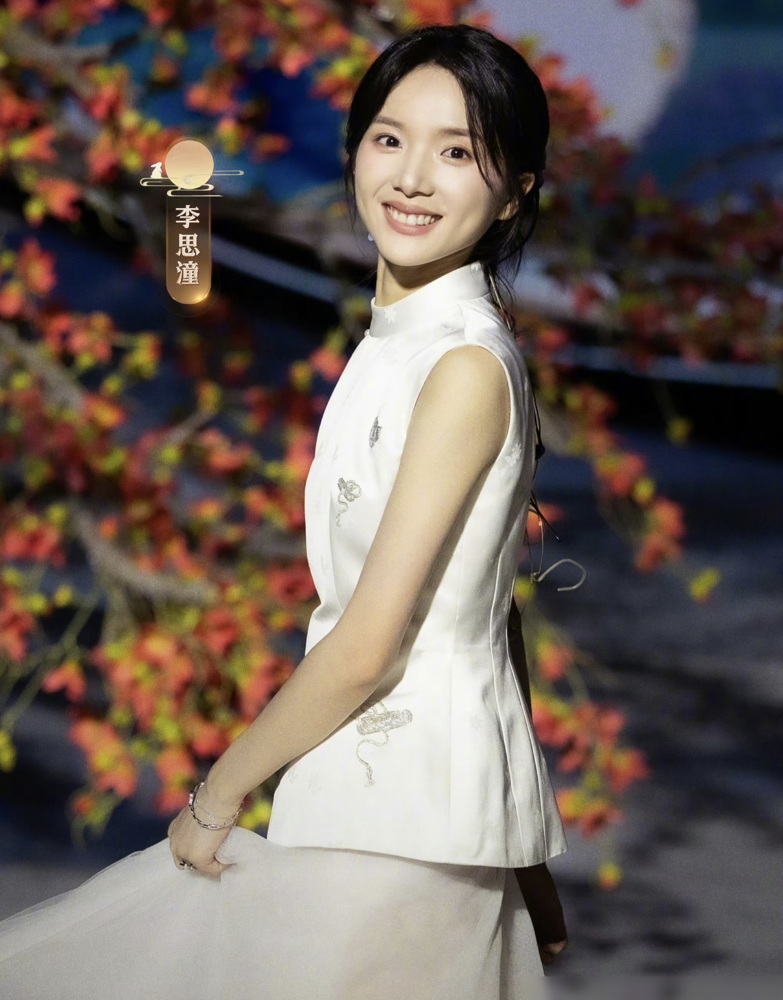 同框即拉踩，央视镜头专治各种不服。
中秋晚会定妆照一放出来，李思潼和王晓慧直接被摆上了台面。王晓慧那身橄榄绿新中式，低盘发加根素簪子，脸上淡得跟没化似的，往那一站就是江南烟雨。
再看李思潼，黑色廓形西装，中分碎发，利落是利落，可强光一打，生图直接被网友调侃像女安保。
一个松弛到像在自家院子喝茶