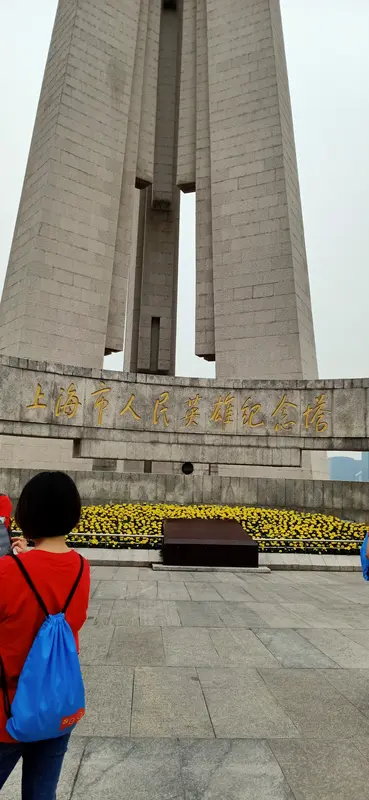 81年前的今天，中国人民赢得抗战伟大胜利；81年后的今天，外交部正告日本右翼势力——坚持和平发展才是正道！

针对日本防卫省2027财年预算再创历史新高、日方声称要进一步谋求“对敌方基地攻击能力”，发言人郭嘉昆指出，日本右翼势力妄图为侵略历史翻案，挣脱战后国际安排与国际义务。

铭记历史，不是为了延